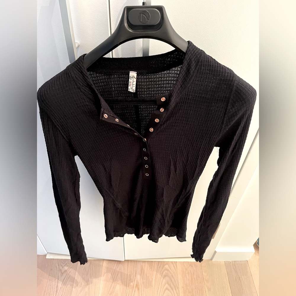 Free people waffle long sleeved shirt with gold buttons, size medium. Like new.